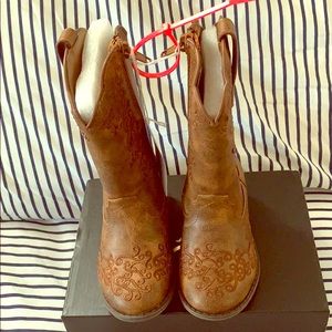 Never worn toddler girls cowboy boots 7C.